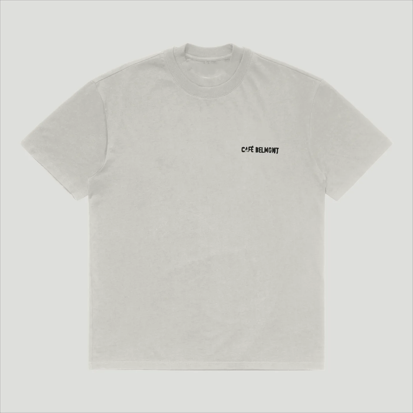 Minimalne oznaczenie Café Belmont na froncie T-shirtu.